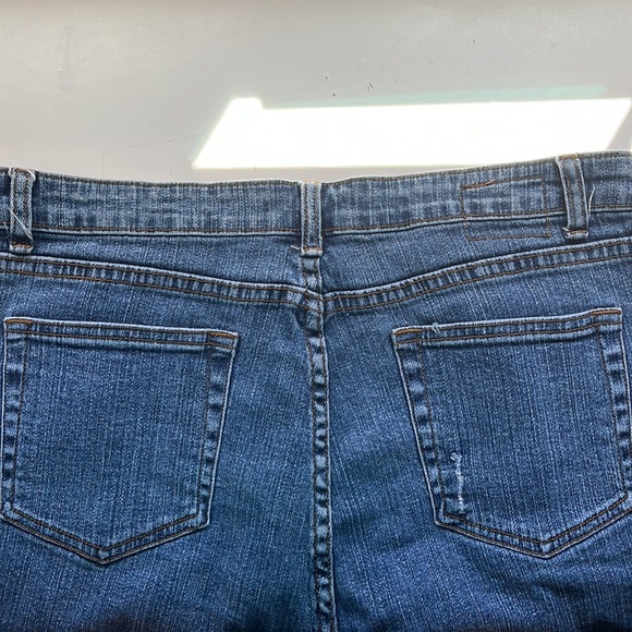 Parallel blue Jean capris with patchwork design - Picture 5 of 5